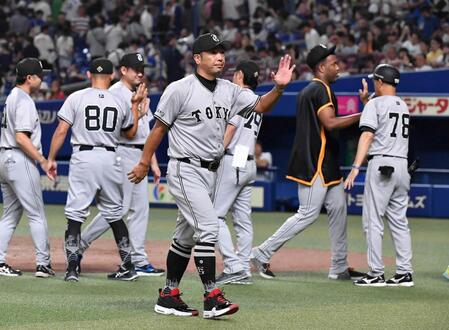 　勝利で飾りスタンドのファンに向かい手を振る阿部監督（撮影・持木克友）