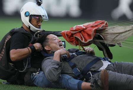 　試合前、パラグライダーで登場した杉谷拳士氏（撮影・中島達哉）