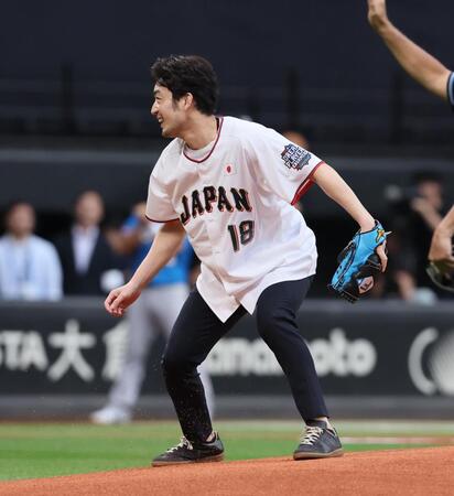 　始球式を務めた大谷亮平（撮影・中島達哉）