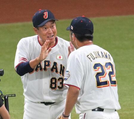 　試合を締めた藤川球児氏（右）を迎える原辰徳監督（撮影・伊藤笙子）