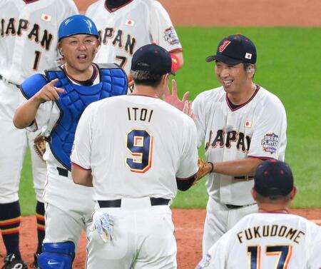 　決勝３ランを放った糸井嘉男氏（手前）を迎える藤川球児氏（右）と谷繁元信氏（撮影・伊藤笙子）