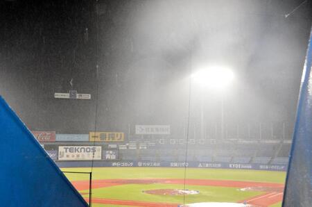 　選手が引き揚げてしばらくし激しい雷雨となった神宮球場