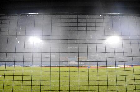 　選手が引き揚げてしばらくし激しい雷雨となった神宮球場