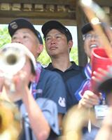 　観戦する新井監督（撮影・石井剣太郎）