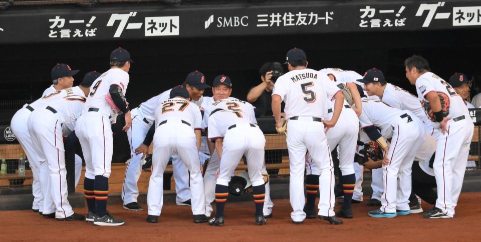 　試合前、円陣を組む日本代表ＯＢチーム（撮影・伊藤笙子）