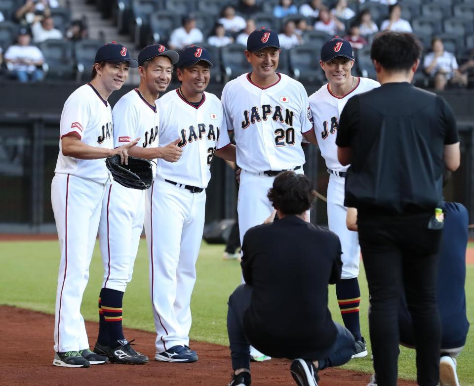 　試合前、記念撮影する（左から）馬原孝浩氏、鳥谷敬氏、小松聖氏、岩隈久志氏、糸井嘉男氏（撮影・中島達哉）