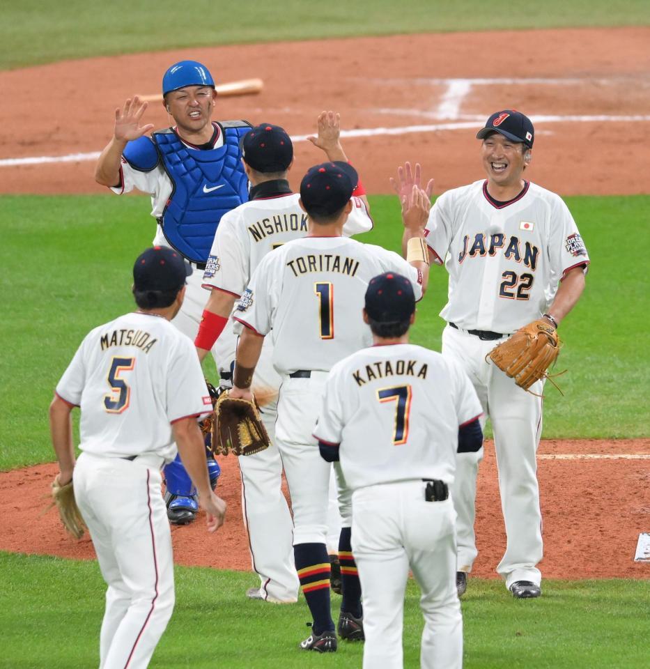 　韓国ＯＢ相手に勝利を収め、笑顔でハイタッチする藤川球児氏ら日本ＯＢナイン（撮影・伊藤笙子）