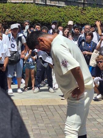 　試合後、選手たちを前に号泣する武相・豊田監督