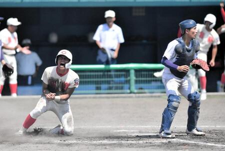 　８回、一塁から走り出し、本塁生還した知花（撮影・今井雅貴）