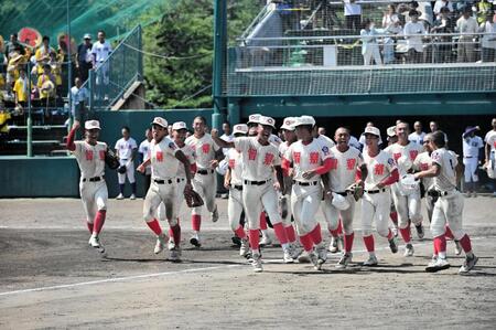 　試合に勝利し、喜び駆け出す智弁（撮影・今井雅貴）