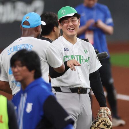 　笑顔を見せる岡本和（撮影・田中太一）