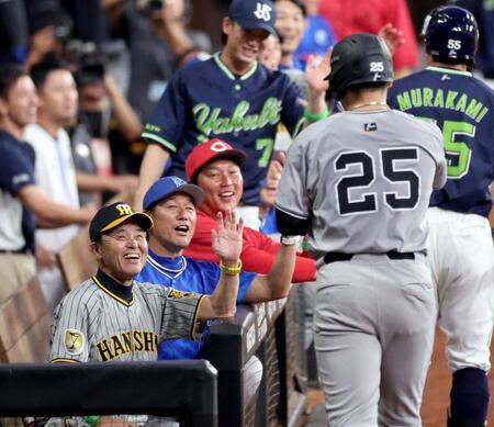 【写真】新井監督の表情が最高　岡田監督が満面の笑みを浮かべる背後でｗ