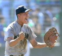 　８回、雄たけびを上げる甲南・新井（撮影・石井剣太郎）