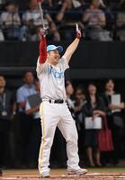 　ホームランダービー準決勝で岡本和に勝利し、喜ぶ近藤（撮影・中島達哉）