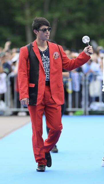 楽天・辰己が衝撃姿で登場、赤と黒のド派手スーツに奇抜メガネ＆ペン