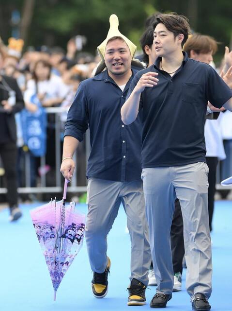 ソフトバンク・山川穂高は鹿の被り物で闊歩 なぜかクロミちゃん描かれ