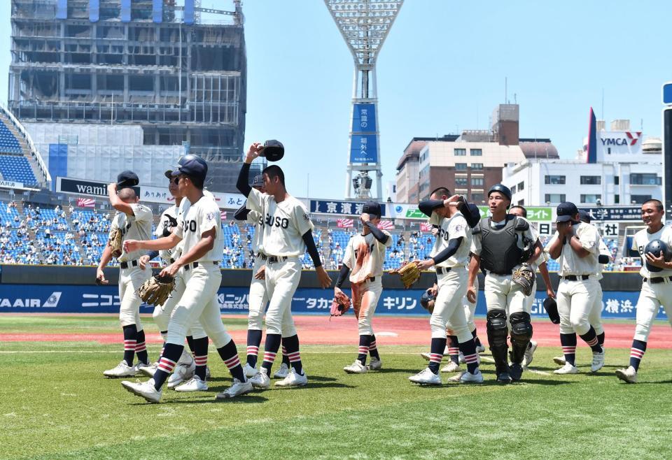 　横浜に惜しくも敗れ引き揚げる武相ナイン（撮影・開出牧）