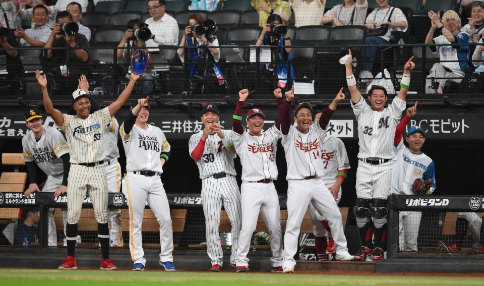 　８回、山川が３ランを放ち盛り上がる全パナイン（撮影・堀内翔）