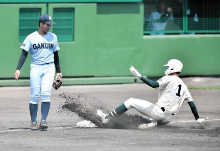 　３回、暴投に反応し、三塁へ進塁した報徳学園・今朝丸（撮影・今井雅貴）