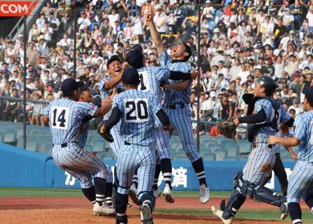 　喜ぶ東海大相模ナイン（撮影・金田祐二）