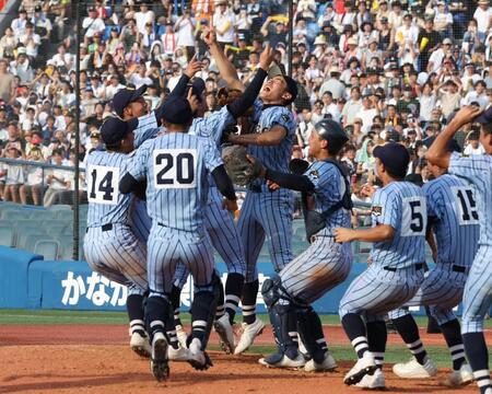 　優勝し歓喜の東海大相模ナイン（撮影・金田祐二）