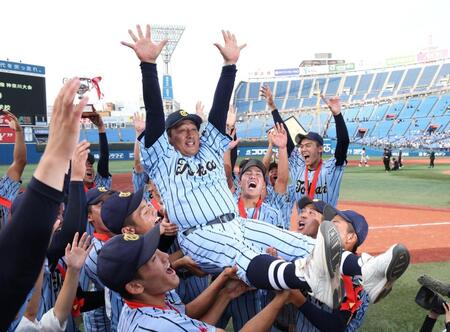 　胴上げされる東海大相模・原俊介監督。右上後方は東海大相模・藤田琉生（撮影・金田祐二）