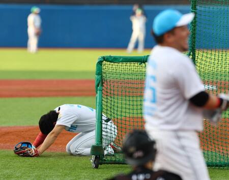 【写真】試合前にフラフラ　紅潮した顔で疲労困憊の栗原　水を渡す優しい男が登場