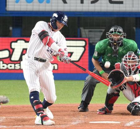 【写真】逆方向へ確信後ろ歩き＆美しいバットフリップ　村上が２戦連発