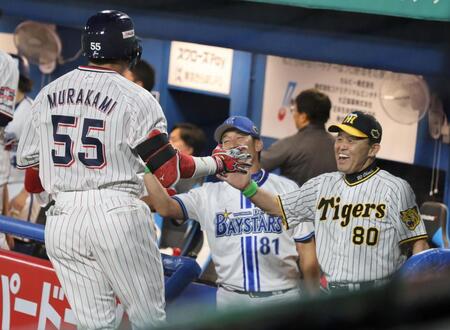 　５回、同点ソロを放った村上を笑顔で迎える岡田監督（撮影・山口登）