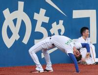 　ブリッジをする高橋宏。右奥は戸郷（撮影・田中太一）