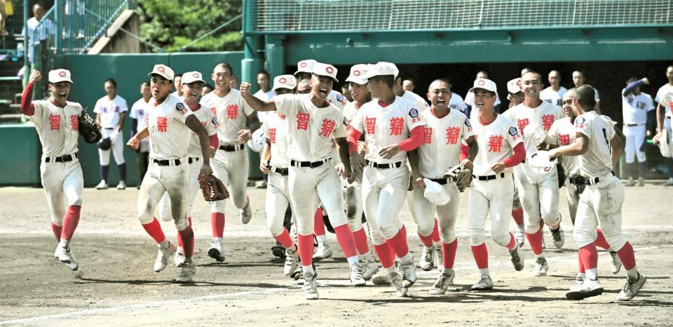 　試合に勝利し、喜び駆け出す智弁（撮影・今井雅貴）