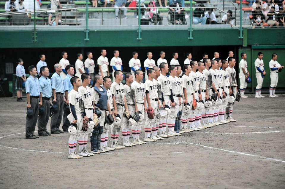 　試合に勝利し、校歌を歌う東洋大姫路ナイン（撮影・今井雅貴）