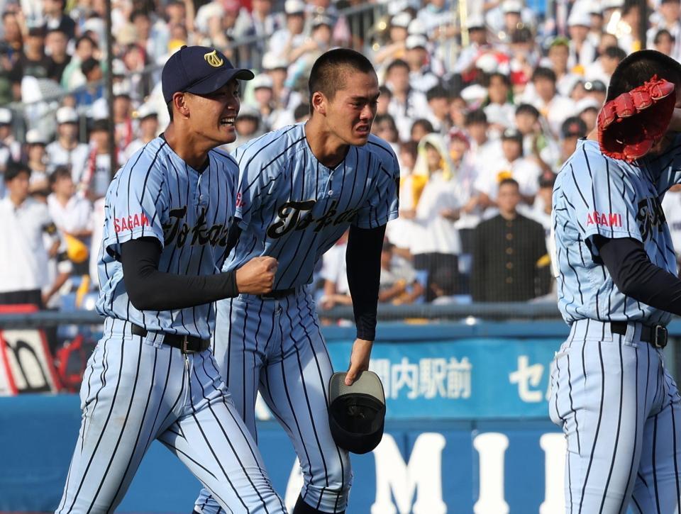 　優勝し涙する東海大相模・藤田琉生（撮影・金田祐二）