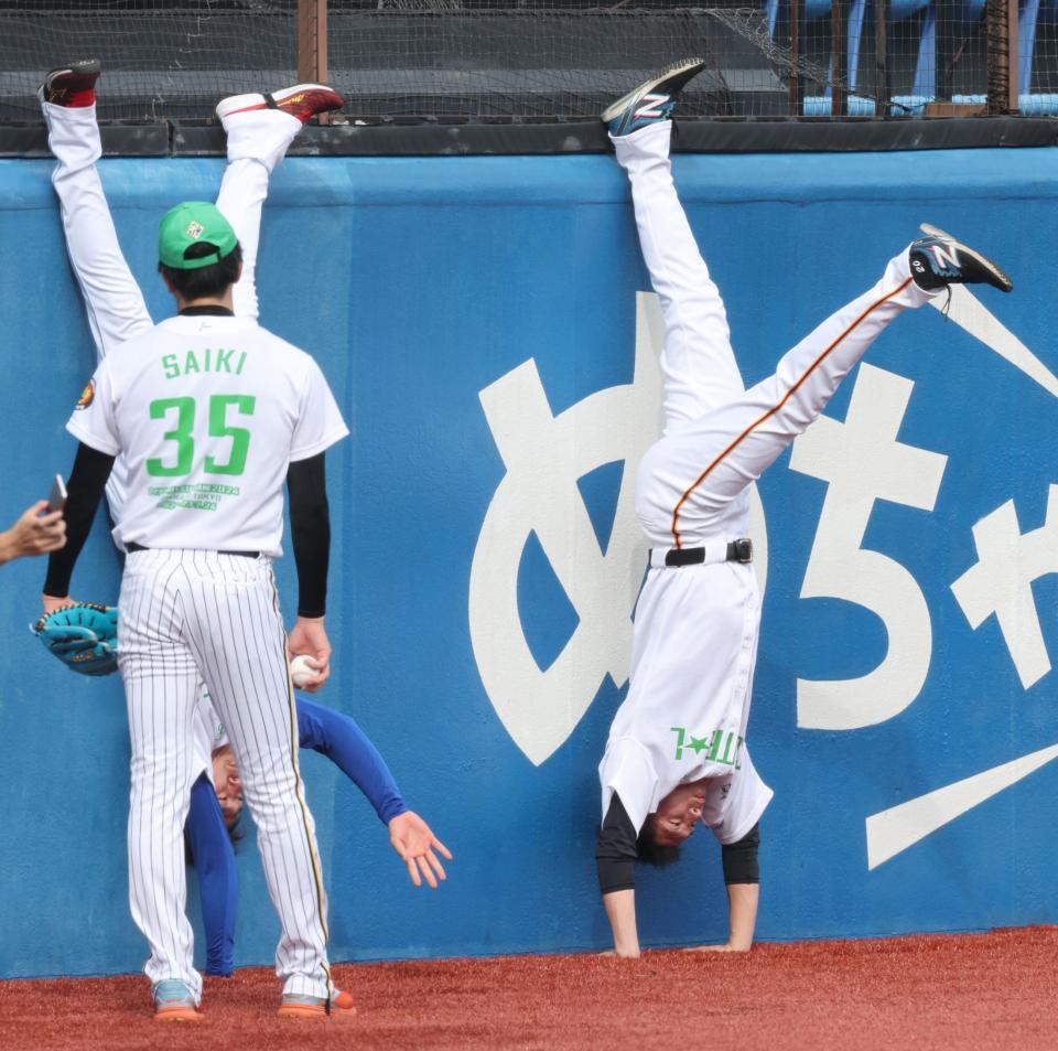 　才木（手前）が見る中、逆立ちをする（右から）戸郷と高橋宏（撮影・田中太一）