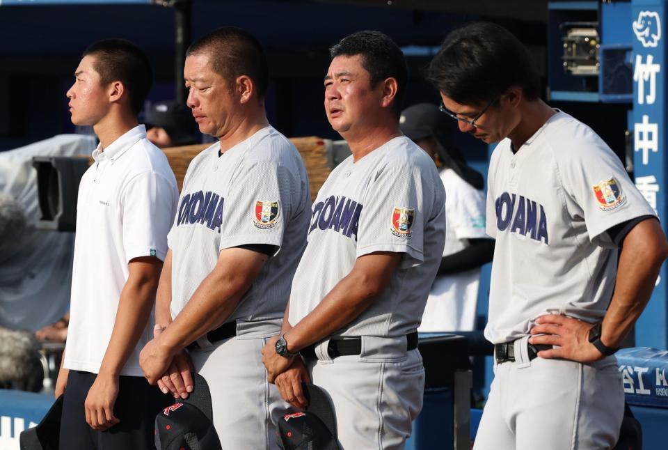 　敗戦にがっくりの横浜・村田浩明監督（右から２人目）＝撮影・金田祐二