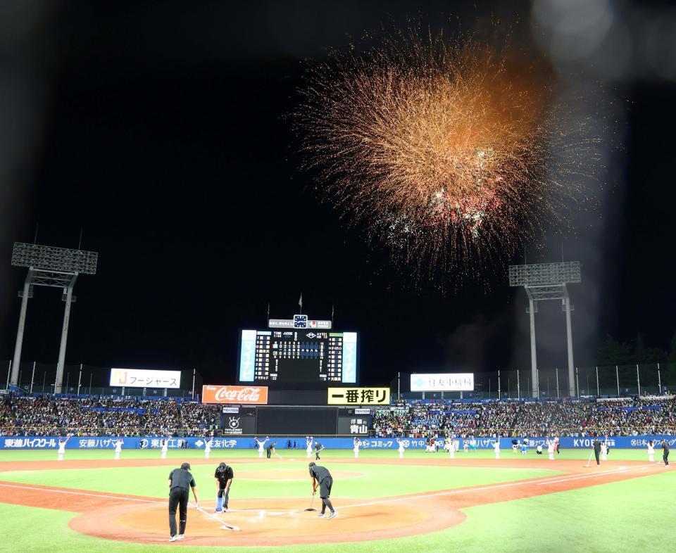 　神宮球場に打ち上がる花火（撮影・山口登）