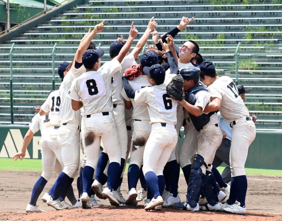 　甲子園出場を決め、喜ぶ西日本短大付ナイン