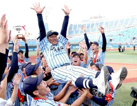 　胴上げされる東海大相模・原監督。後方右端は藤田（撮影・金田祐二）