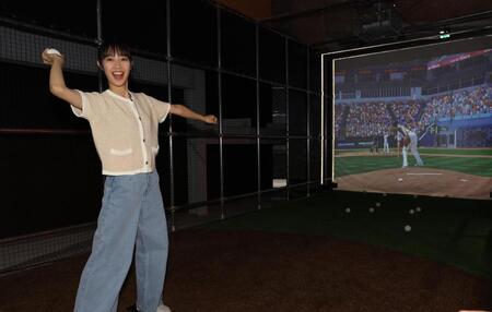 　「ｔｏｗｅｒ　ｅｌｅｖｅｎ　ｂａｓｅｂａｌｌ」でストラックアウトを体験するファイターズガールの西崎光さん（撮影・中島達哉）