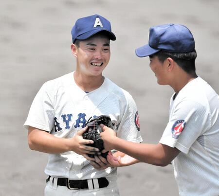 　笑顔でベンチに戻る綾羽・横井川（撮影・今井雅貴）