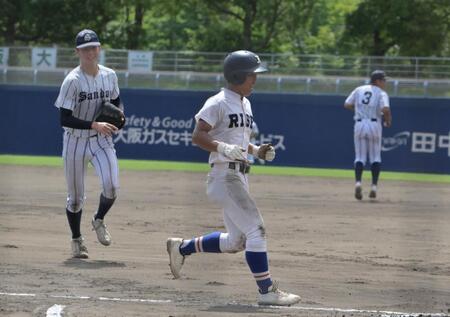 　２回、履正社・武田の中前適時打で三塁走者・村田が生還し、先取点を挙げる。左は投手・大内（撮影・金居みつよし）