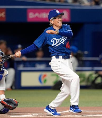 　中日ＯＢによる紅白戦で打席に立ち、一ゴロに倒れた谷沢健一氏＝バンテリンドーム