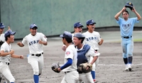 　試合に勝利した綾羽ナイン（撮影・今井雅貴）