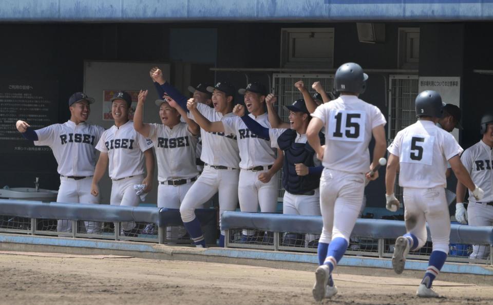 　２回、先取点に沸く履正社ナイン（撮影・金居みつよし）