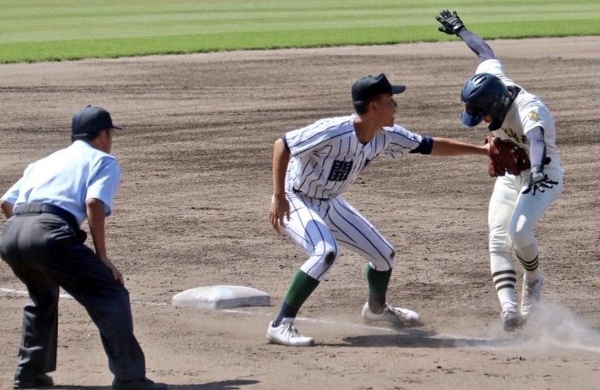 　初回の挟殺プレーで開星の三塁手・太田が走者にタッチするも、セーフの判定