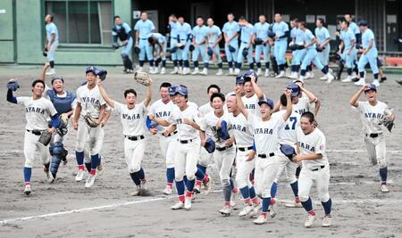 　近江に勝利し歓喜する綾羽ナイン（撮影・今井雅貴）