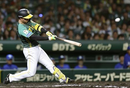 　７回阪神２死一、二塁、森下が左越えに３ランを放つ＝甲子園