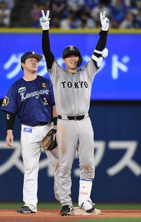 　８回、岸田は左線に勝ち越しの２点適時二塁打を放つ（撮影・佐藤厚）