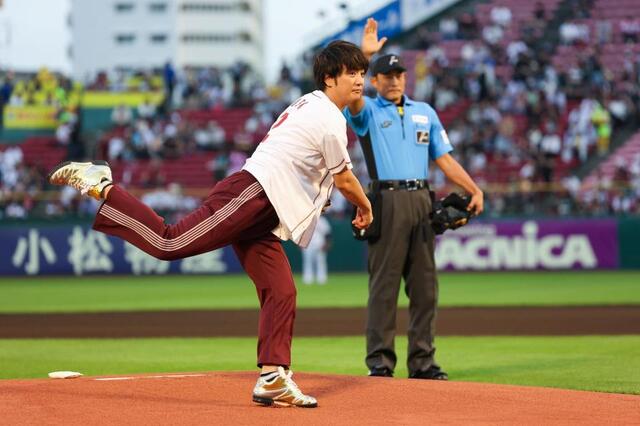 背番号2の上地雄輔が始球式 高校後輩からサプライズプレゼントの