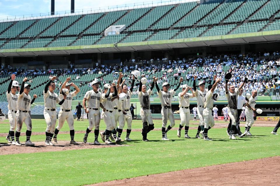 　延長の末、勝利した報徳学園ナイン（撮影・今井雅貴）